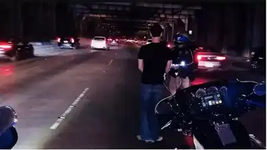 Alkollü Sürücü Kazadan Sonra Polisle 'Kol Kola' Ceza Almaya Gitti